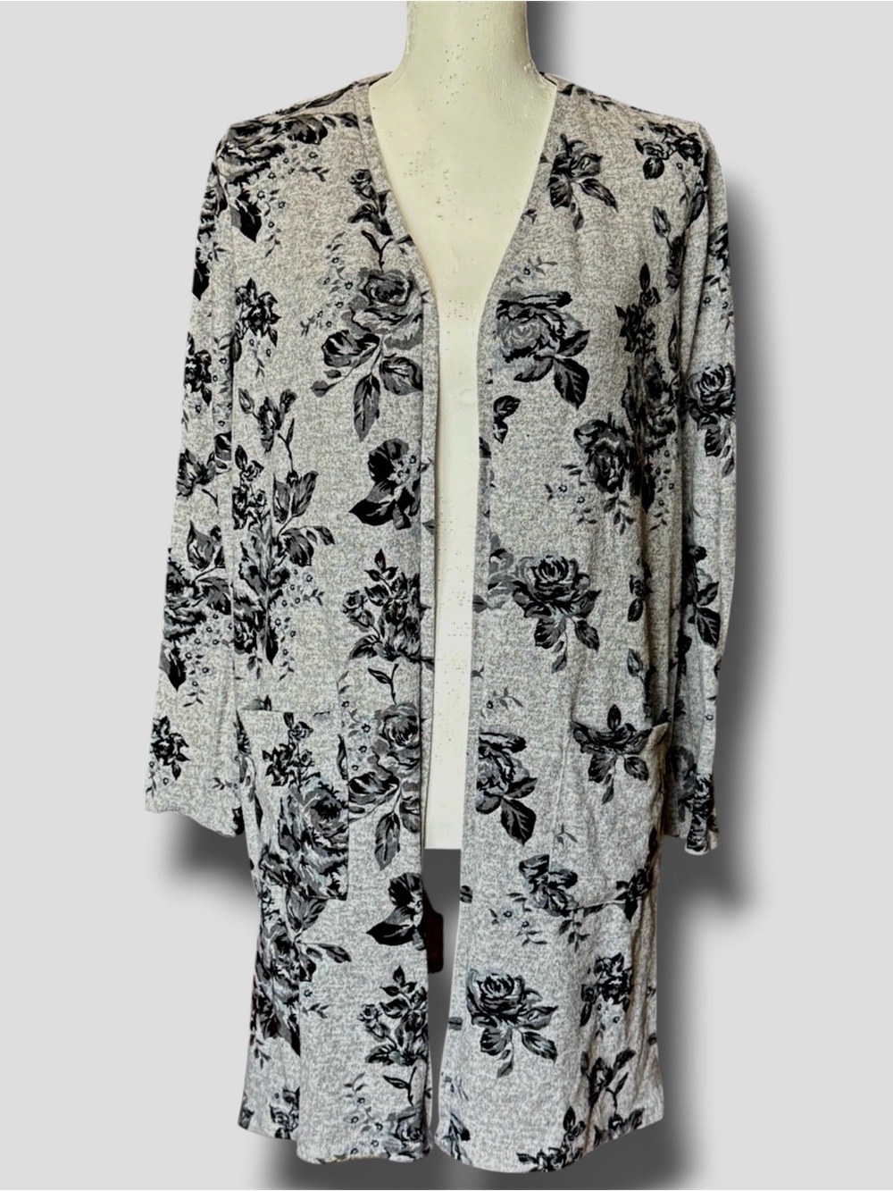 Absolutely Famous gray & black floral open-front cardigan Women’s small | e